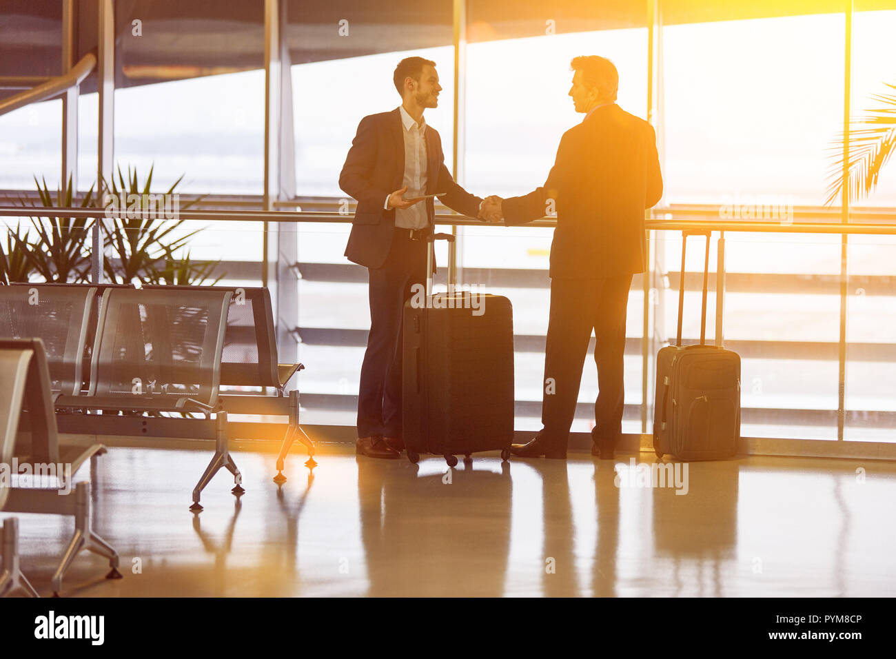 Deux hommes d'saluent avec poignée à l'aéroport en été Banque D'Images