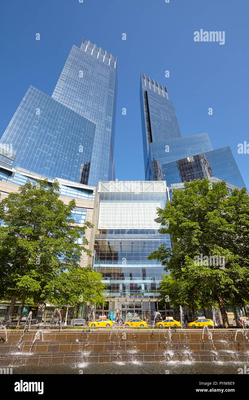 La ville de New York, USA - 30 juin 2018 : rangée de taxis stationnés devant le Time Warner Center de Columbus Circle sur une journée ensoleillée. Banque D'Images