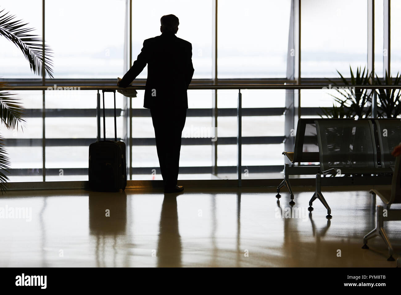L'homme d'affaires en voyage d'affaires dans la région de terminal de l'aéroport attend que le vol à l'escale Banque D'Images