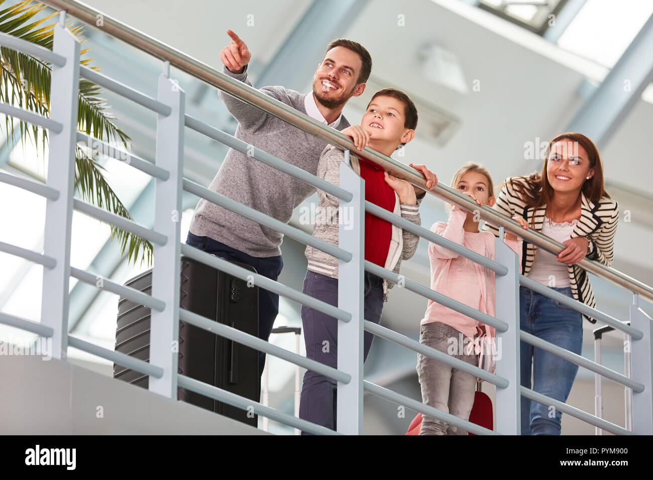 Famille avec deux enfants dans le terminal de l'aéroport a l'amusement sur le voyage en vacances Banque D'Images