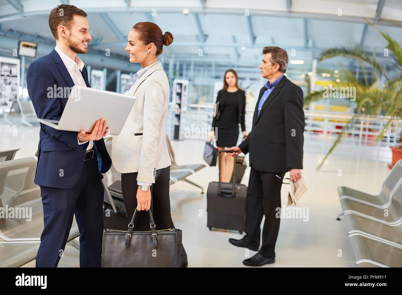 Groupe de gens d'affaires dans le terminal de l'aéroport à l'escale en attendant le vol de correspondance Banque D'Images