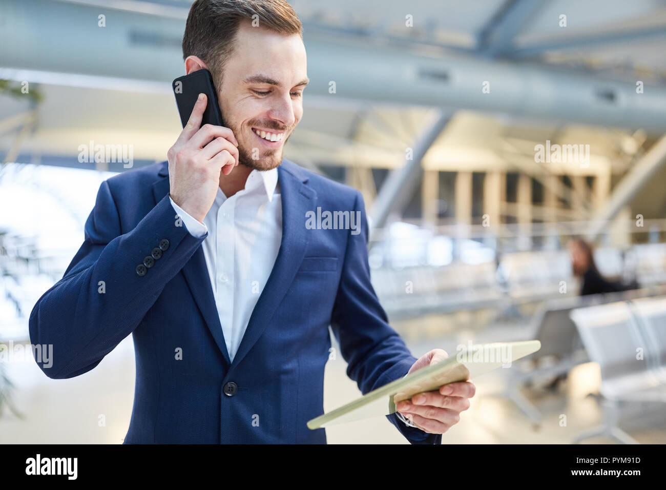 Gestionnaire réussie est une bonne nouvelle sur la tablette dans l'aéroport Banque D'Images