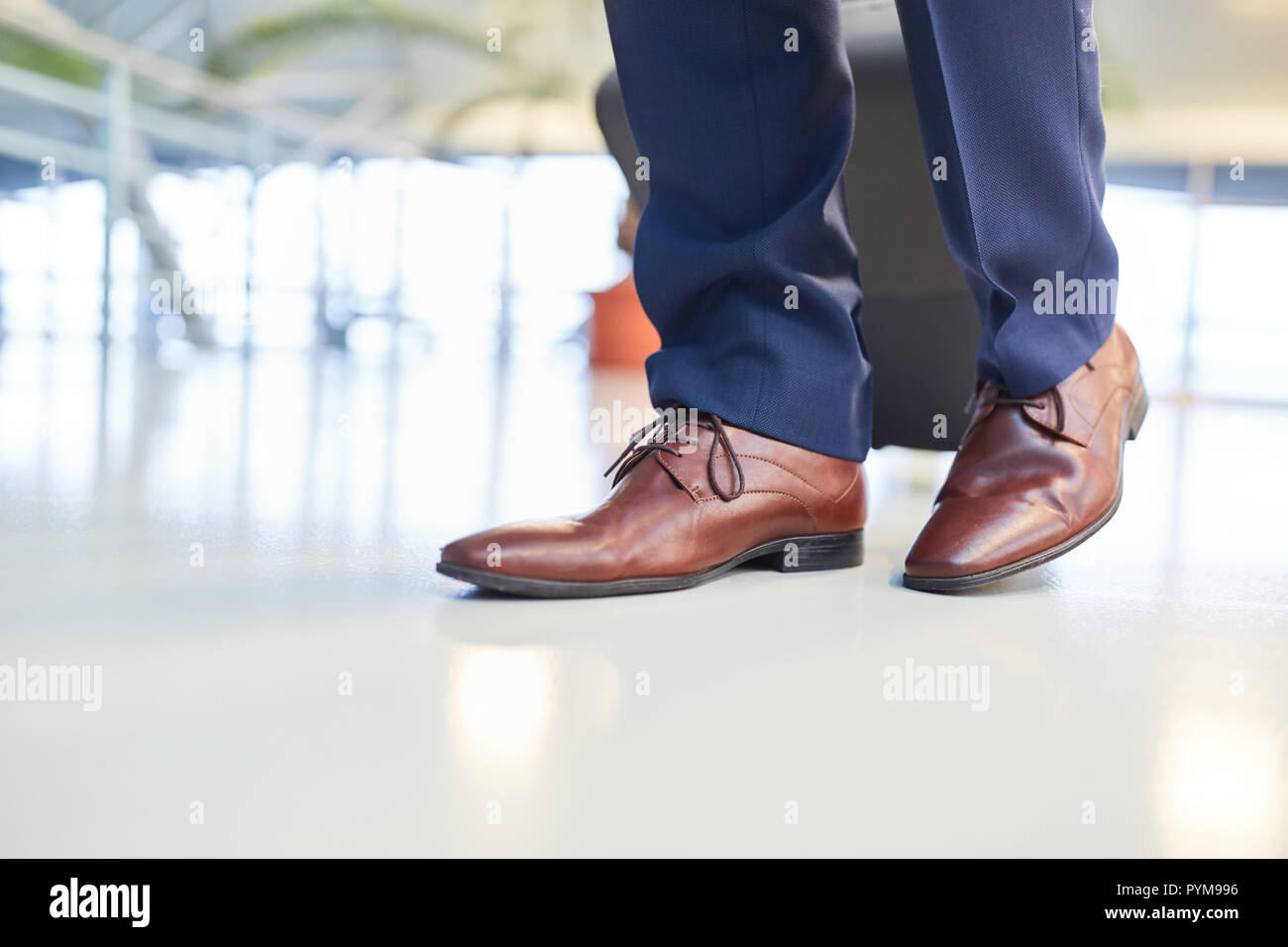 Chaussures en cuir marron avec des lacets d'un homme d'affaires en voyage d'affaires Banque D'Images