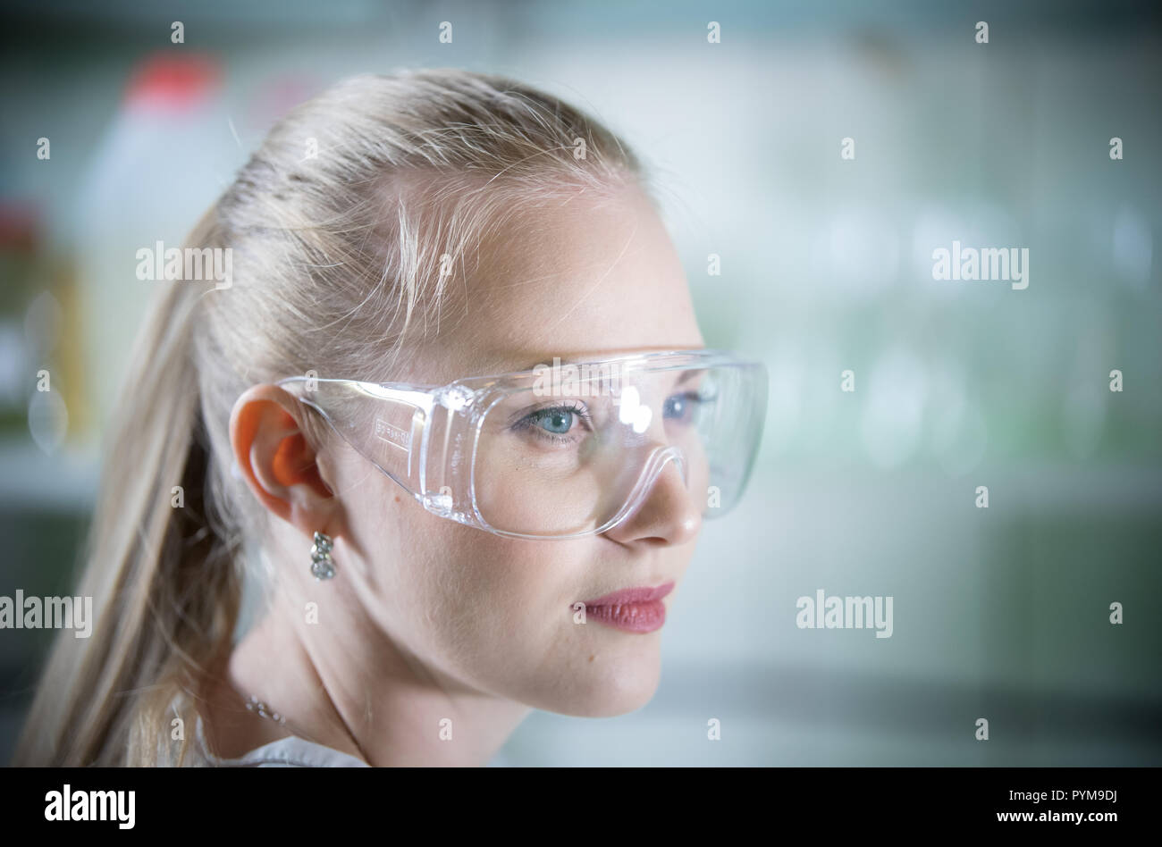 Laboratoire chimique. Jeune femme à lunettes de travail. Banque D'Images