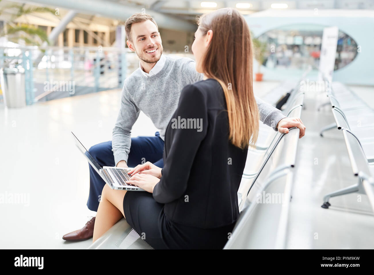 Consulting business woman with laptop computer traite d'affaires à airport terminal Banque D'Images