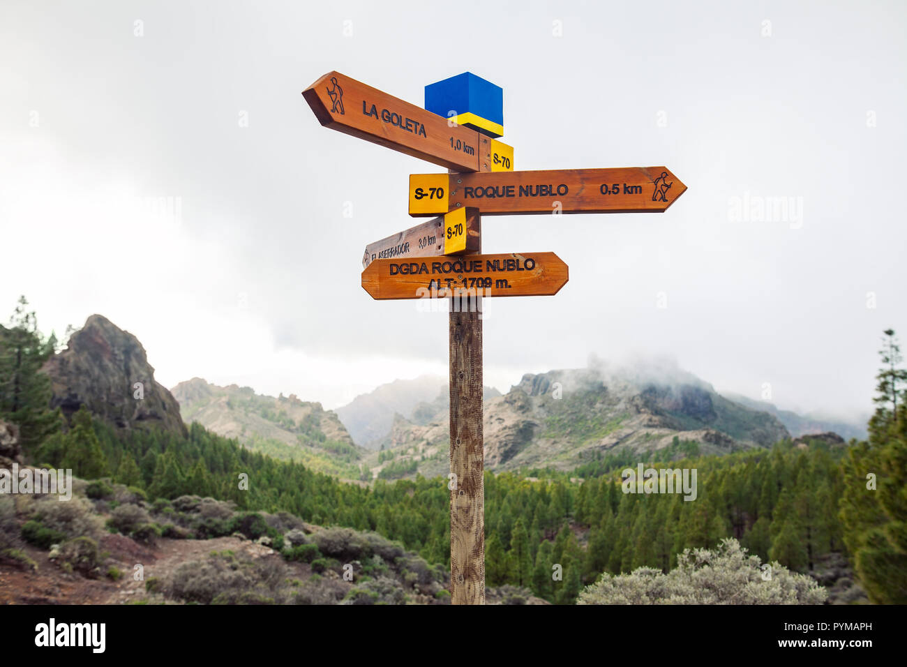 Direction la montagne des signaux routiers en Gran Canaria Roque Nublo Sentiers de montagne. Concept de choix Banque D'Images