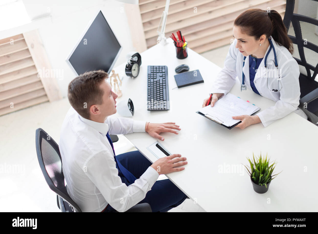 Le jeune homme est venu pour voir le médecin. Banque D'Images