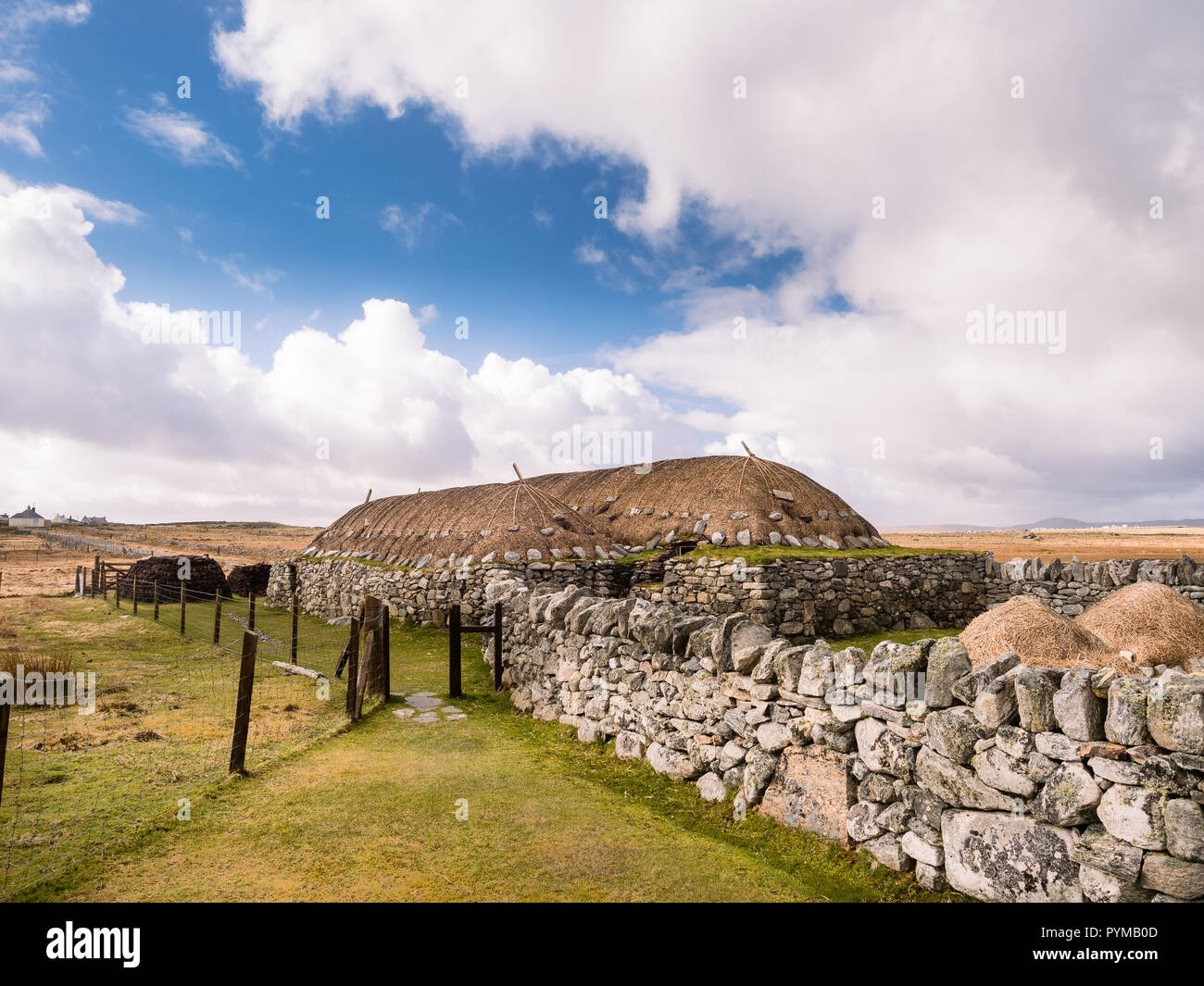 Le Blackhouse, 42 Arnol, Bragar, Isle Of Lewis, HS2 9DB - aperçu de la vie de l'île ; maison de chaume abritant une famille et les animaux sous un même toit. Banque D'Images