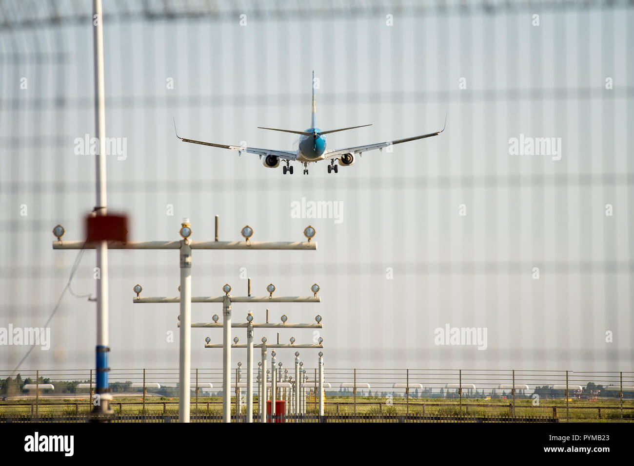 L'avion à atterrir sur piste. Vue arrière Banque D'Images