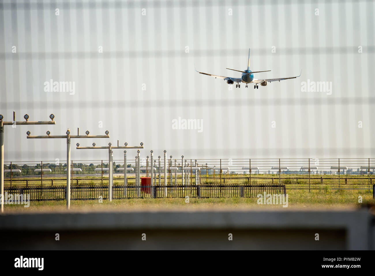 L'avion à atterrir sur piste. Vue arrière Banque D'Images