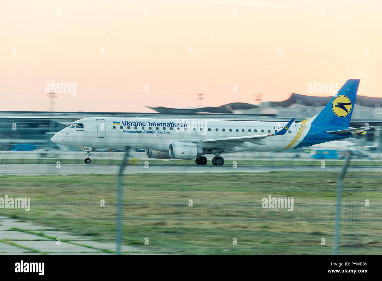 KIEV, UKRAINE - 05 août 2016 : Aircraft Company Ukraine International Airlines à l'aéroport de Boryspil. Banque D'Images