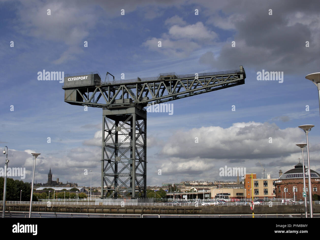 L'une des autres grues cantilever existe toujours sur les rives de la rivière Clyde où elle faisait autrefois partie de la sortie massive de la construction navale qui a dominé le commerce, Clyde Glasgow, Clydebank et au-delà. Banque D'Images