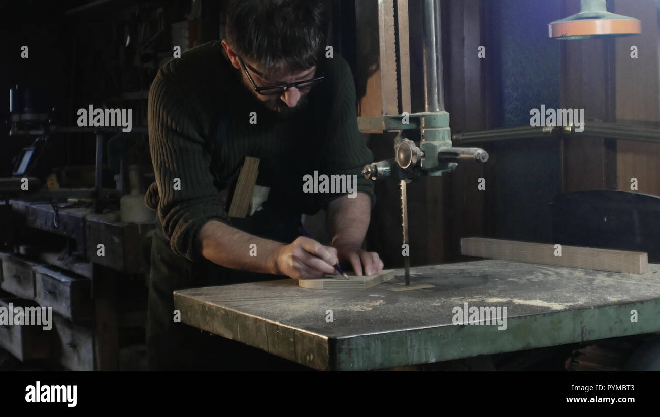 Champ du milieu sur un menuisier mesure d'un morceau de bois Banque D'Images