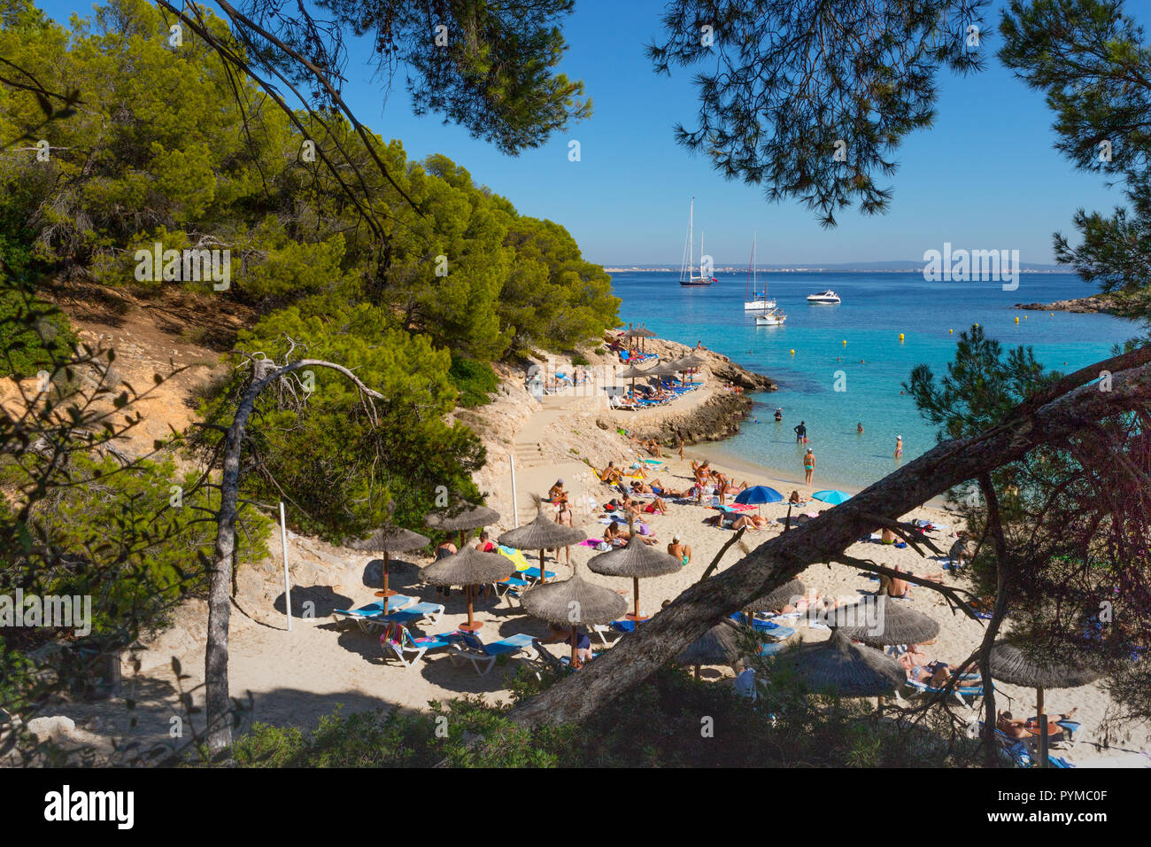 Mallorca, Espagne, l'eau de mer propre Illettes, seascape personnes sur la plage Banque D'Images