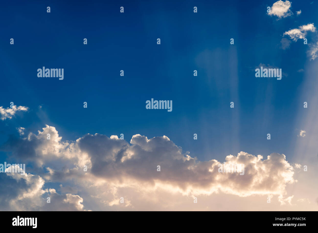 Parfois, les rayons du soleil,s vous faire sentir et voir le ciel Banque D'Images