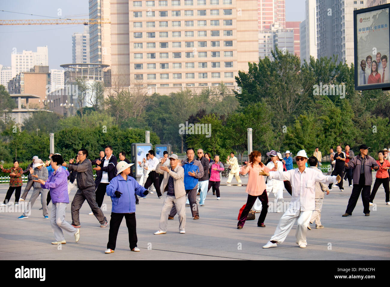 Exercices de Tai Chi le matin à Xining, Chine Banque D'Images