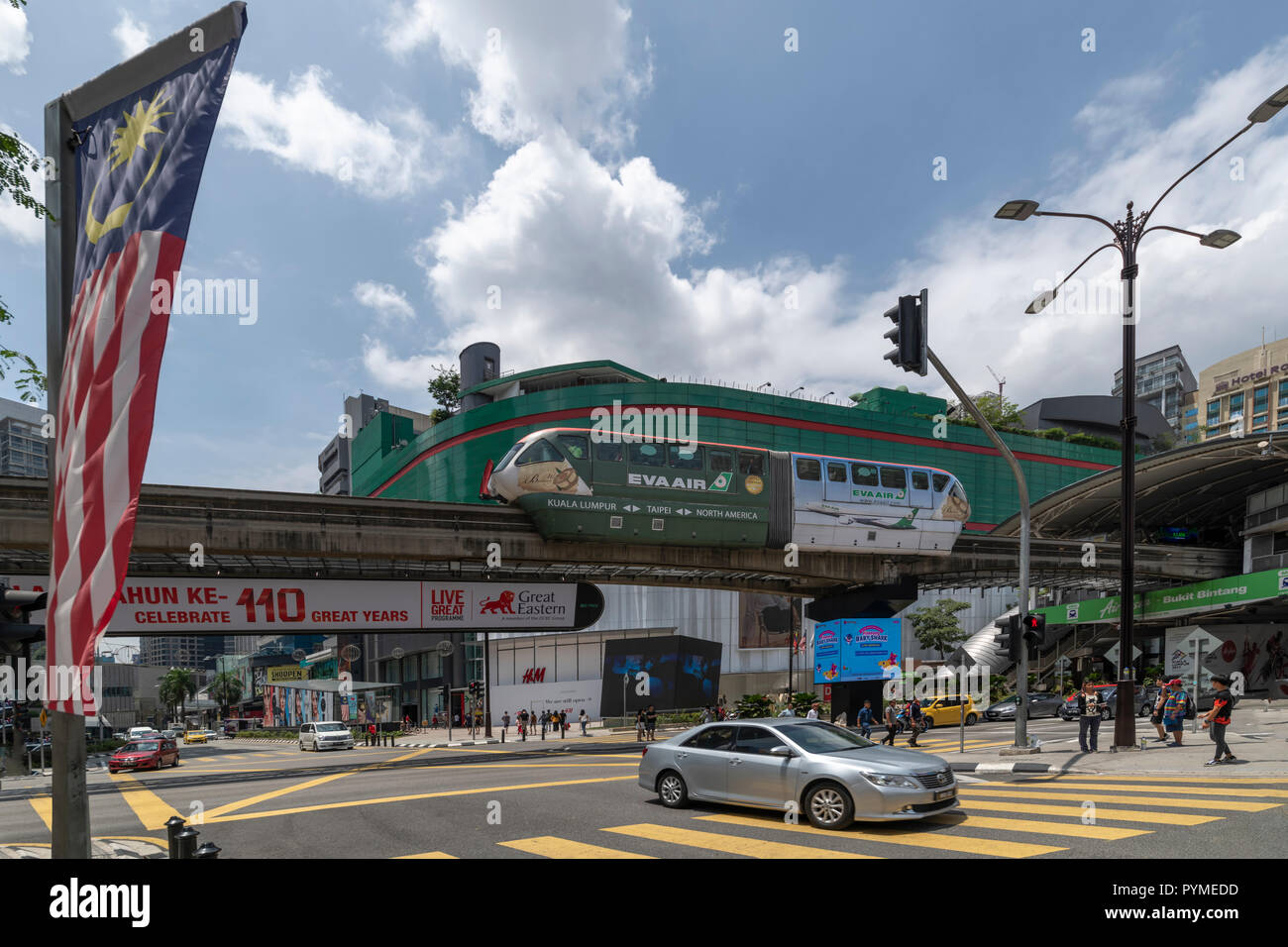 KUALA LUMPUR, 29 juillet 2018 - Le train monorail fonctionne, fonctionne au niveau de la gare de Bukit Bintang devant le centre commercial Lot 10, la Malaisie Banque D'Images