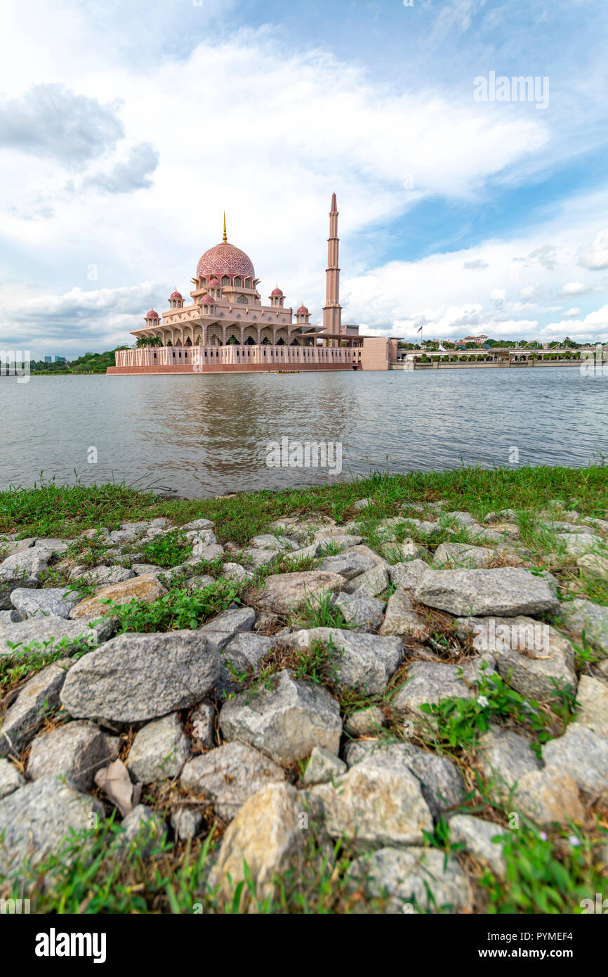 Mosquée de Putrajaya couleur rose entouré d'eau à Putra Jaya, Malaisie la ville territoire fédéral cité administrative Banque D'Images