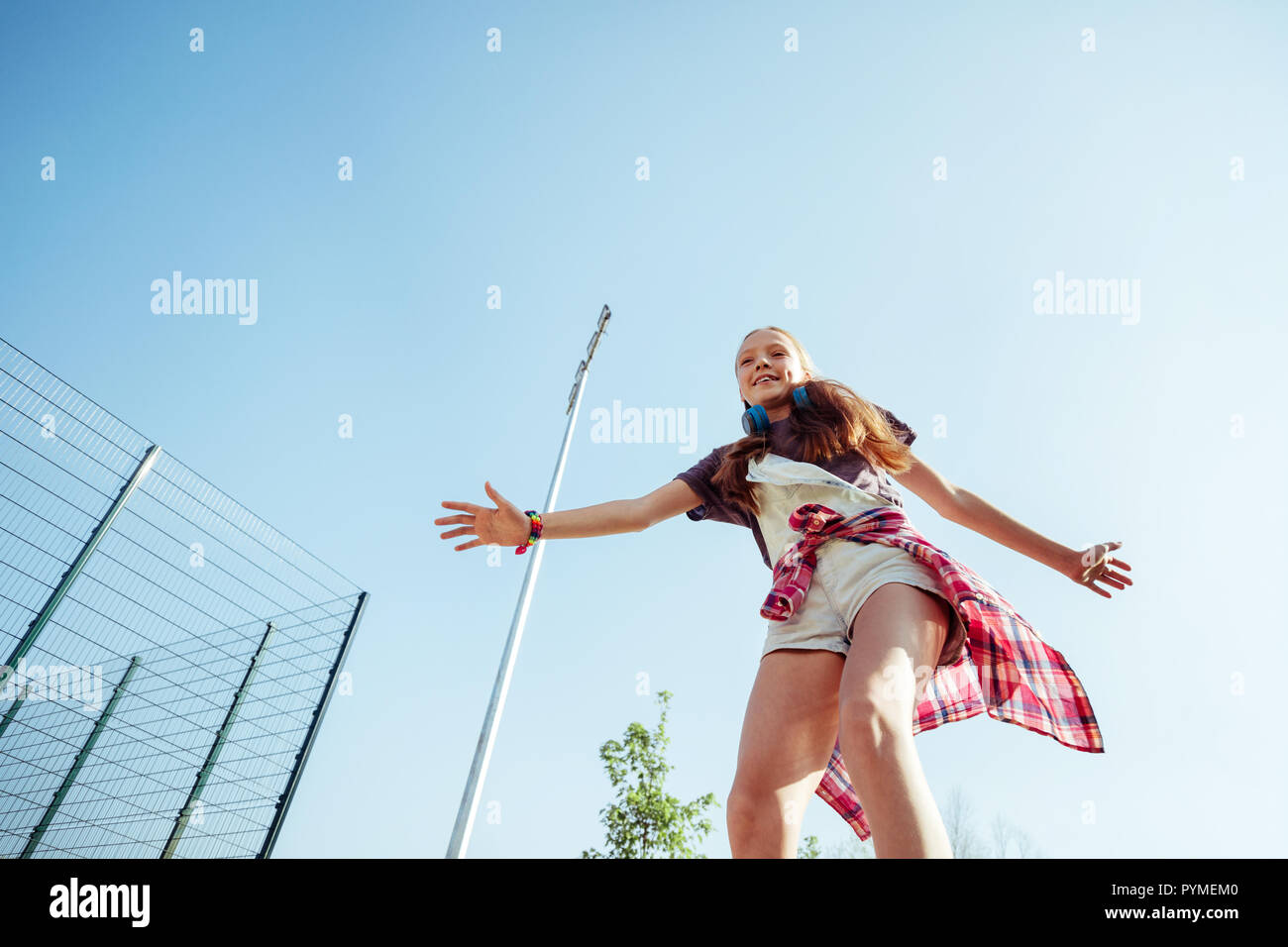 Low angle photo de Happy kid que posant sur camera Banque D'Images