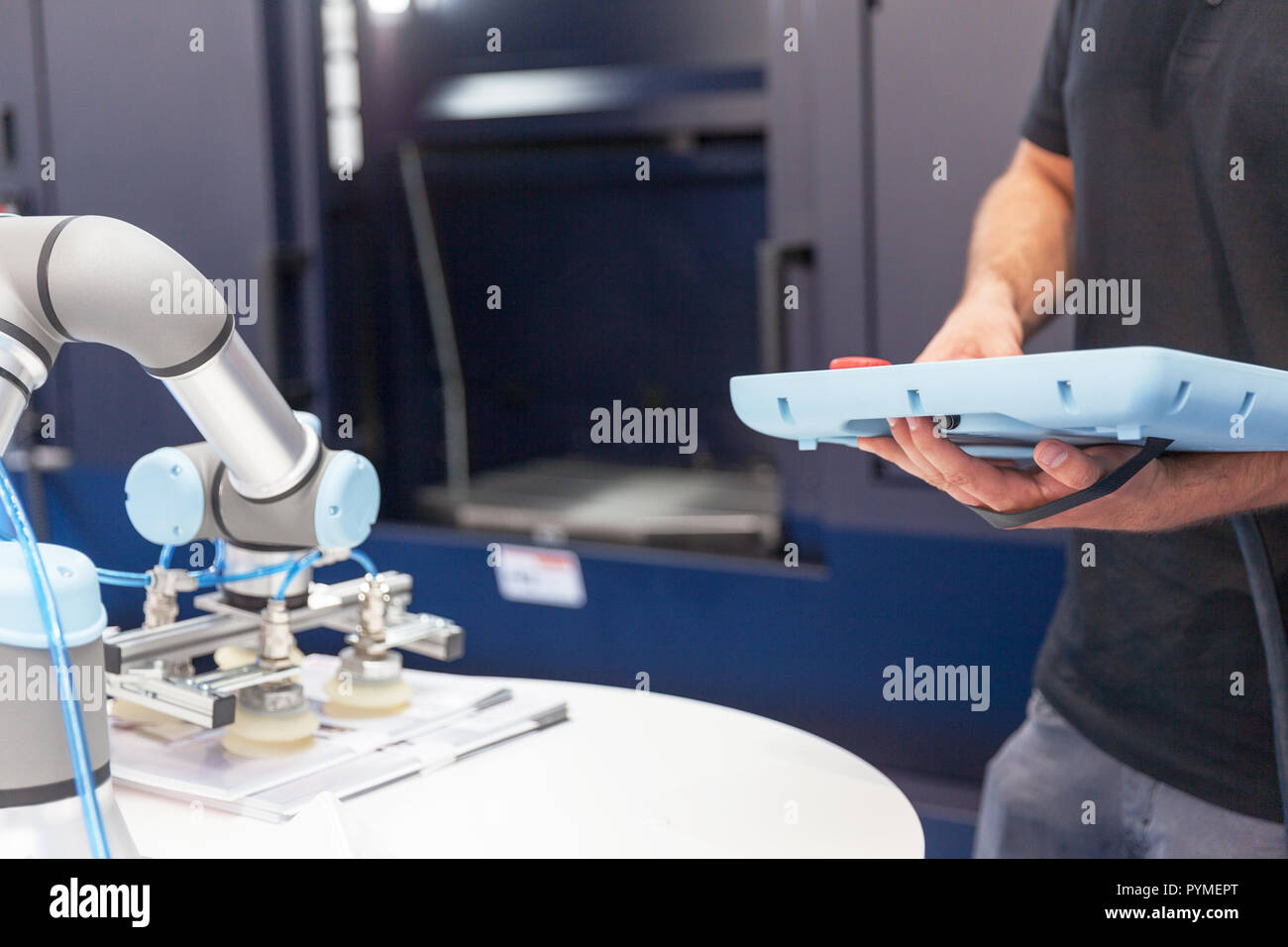 Un technicien d'exploitation et programmation le bras robotique. Banque D'Images