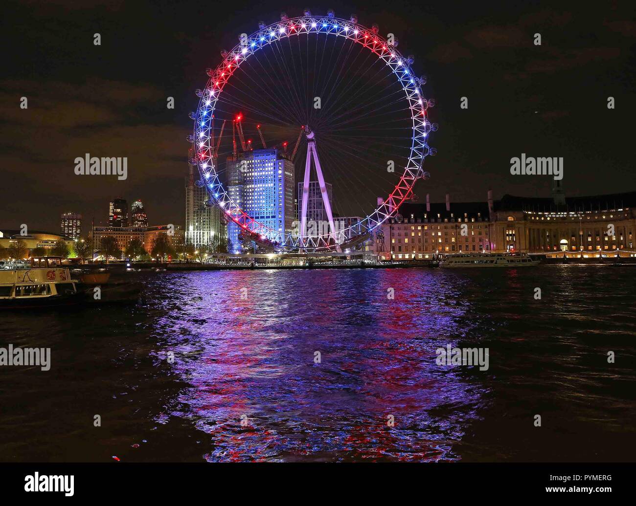 Le London Eye illuminé en célébration de la naissance du Royal Baby. Photo par : NIGEL HOWARD © e-mail : nigelhowardmedia@gmail.com Banque D'Images