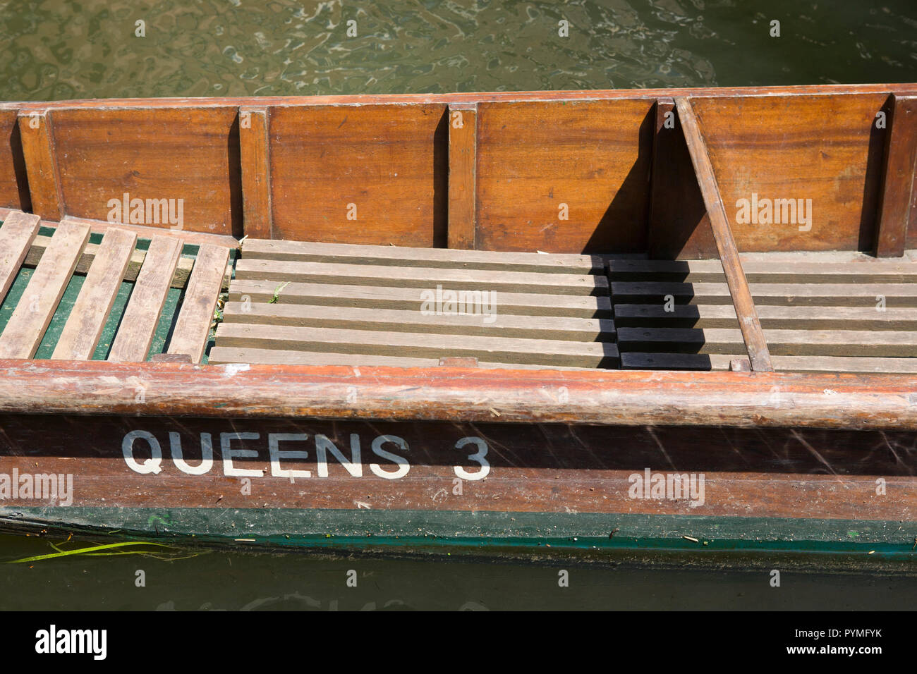 Queens College punt sur la rivière Cam à Cambridge Banque D'Images