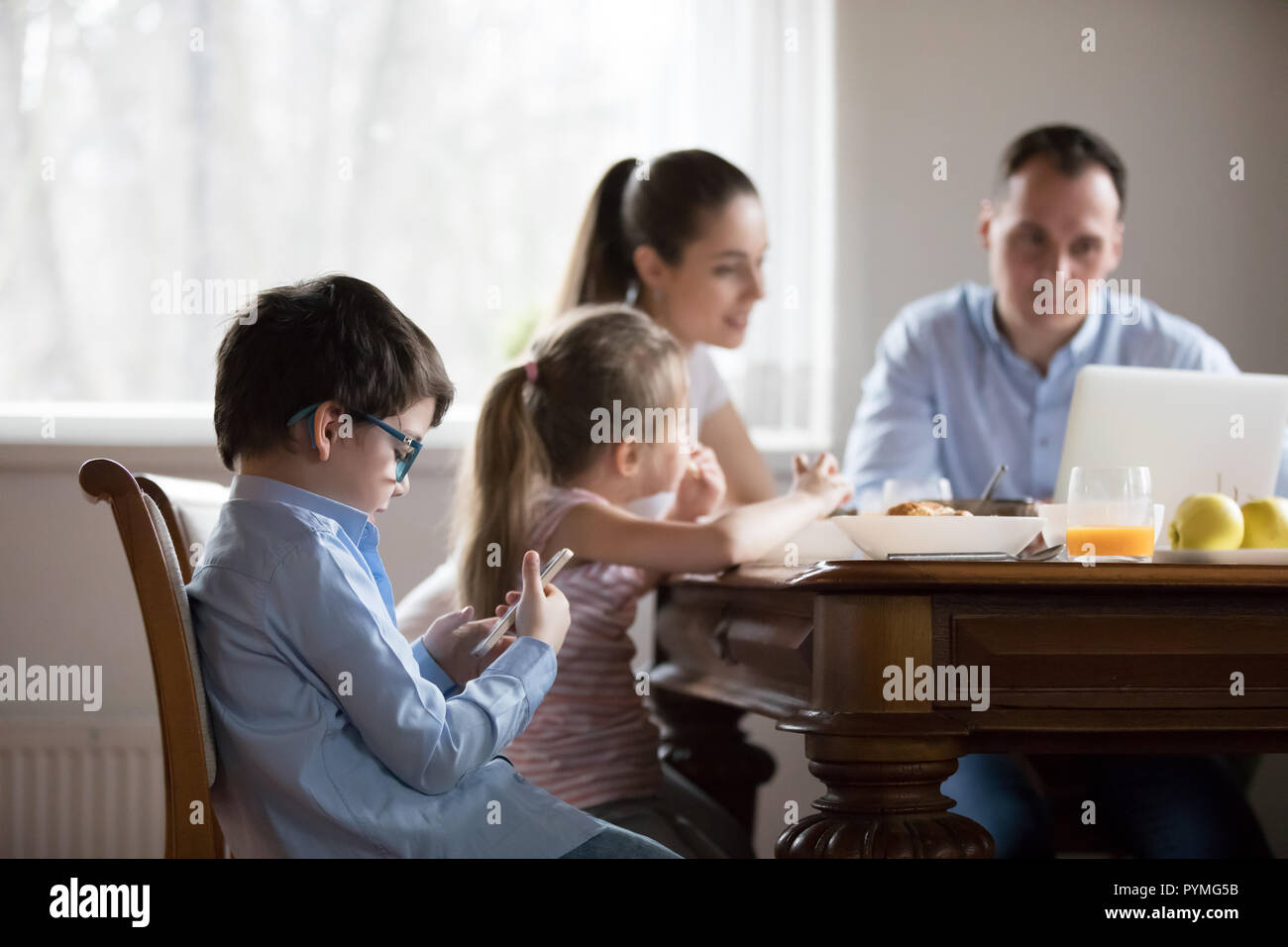 Jeune famille avec enfants dans la cuisine Banque D'Images