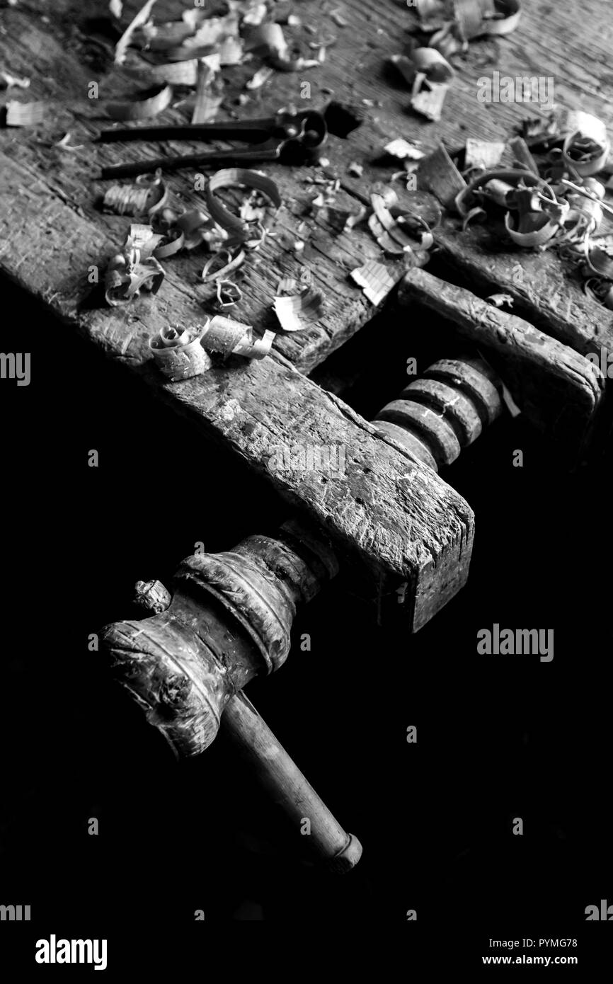 Meubles anciens en étau et les copeaux de bois dans une vieille ferme dans  le nord de la Suède suédois Photo Stock - Alamy