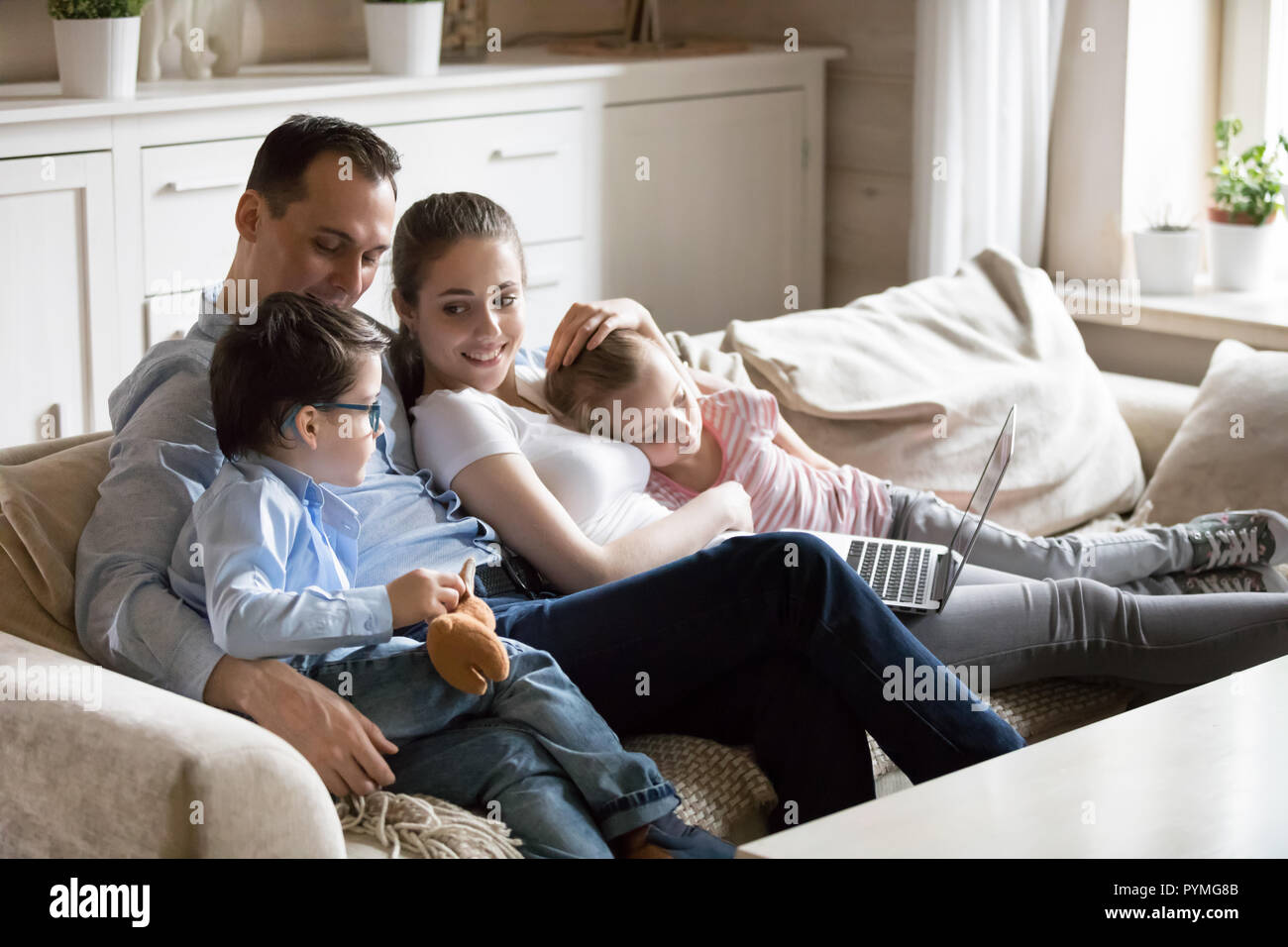 Heureux en famille avec enfants passent du temps à la maison Banque D'Images