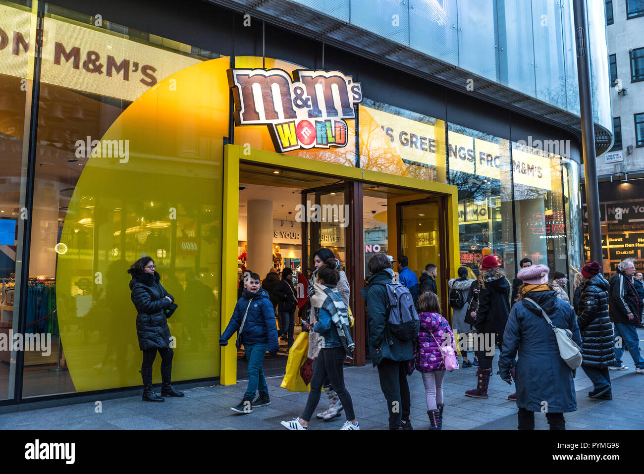 Londres, Royaume-Uni, le 4 janvier 2018 : Logo de la M&M's shop, célèbre par ses chocolats en forme de bouton coloré, avec des gens autour de Londres en Angleterre Banque D'Images