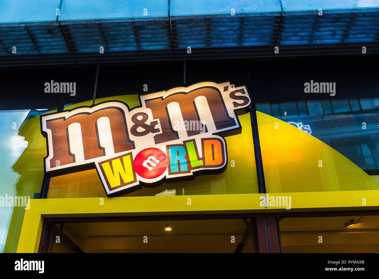 Londres, Royaume-Uni, le 4 janvier 2018 : Logo de la M&M's shop, célèbre par ses chocolats en forme de bouton coloré, à Londres en Angleterre, Royaume-Uni Banque D'Images