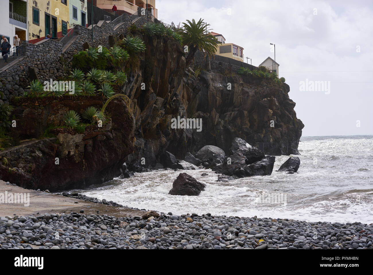 Pierre noire plage de Câmara de Lobos, Madère Banque D'Images