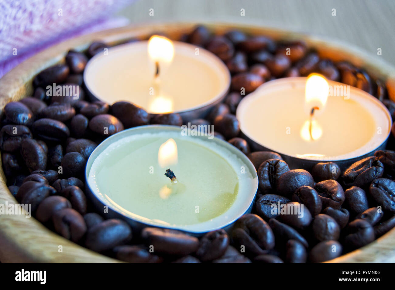 Des bougies avec des fèves de café pour la décoration de Noël et spa concept. Banque D'Images