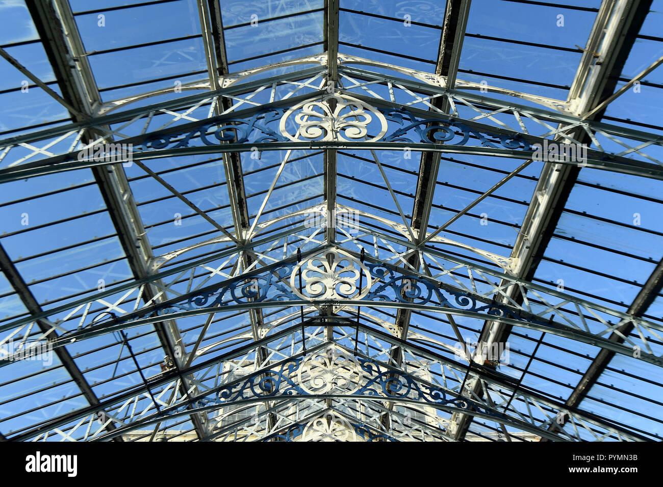 Vue de l'intérieur du toit de la UK's dernier survivant de l'époque victorienne en bord de fonte et de verre jardins d'hiver, à Great Yarmouth, Norfolk, comme le conseil du littoral est à la recherche d'un investisseur et d'opérateur d'exécuter comme une attraction touristique. Banque D'Images