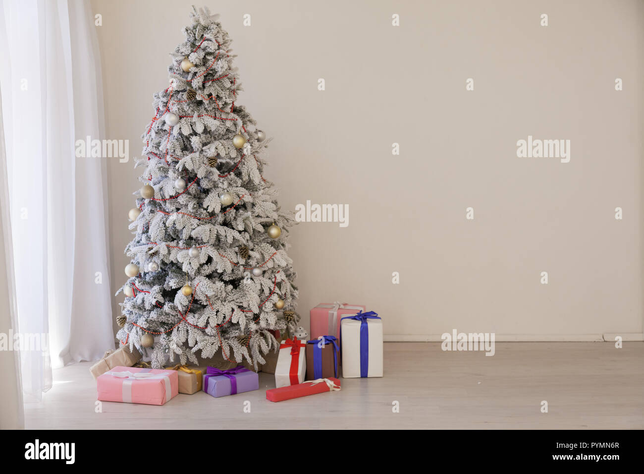 Arbre de Noël blanc en bas avec Konate-Noël Banque D'Images