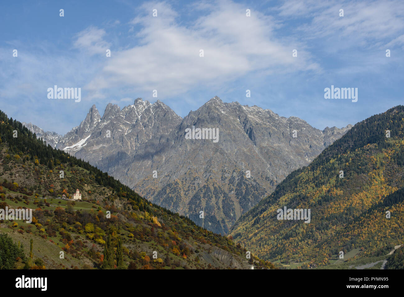 Paysage d'automne la montagne du Caucase de la région de Svaneti en Géorgie Banque D'Images