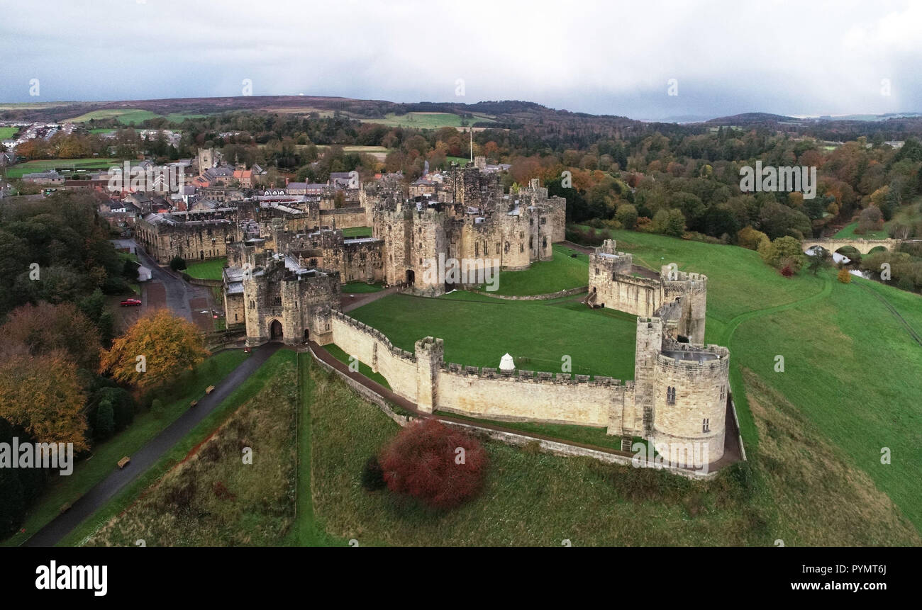 Une Vue Aerienne D Un Chateau D Alnwick Northumberland Entoure De Couleurs D Automne Photo Stock Alamy
