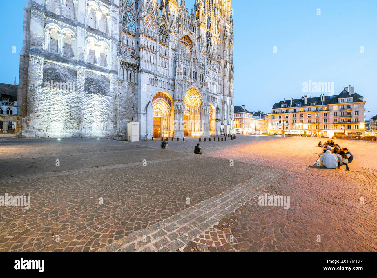 Nuit vue sur la célèbre Cathédrale illuminée dans la ville de Rouen, capitale de Normandie en France Banque D'Images