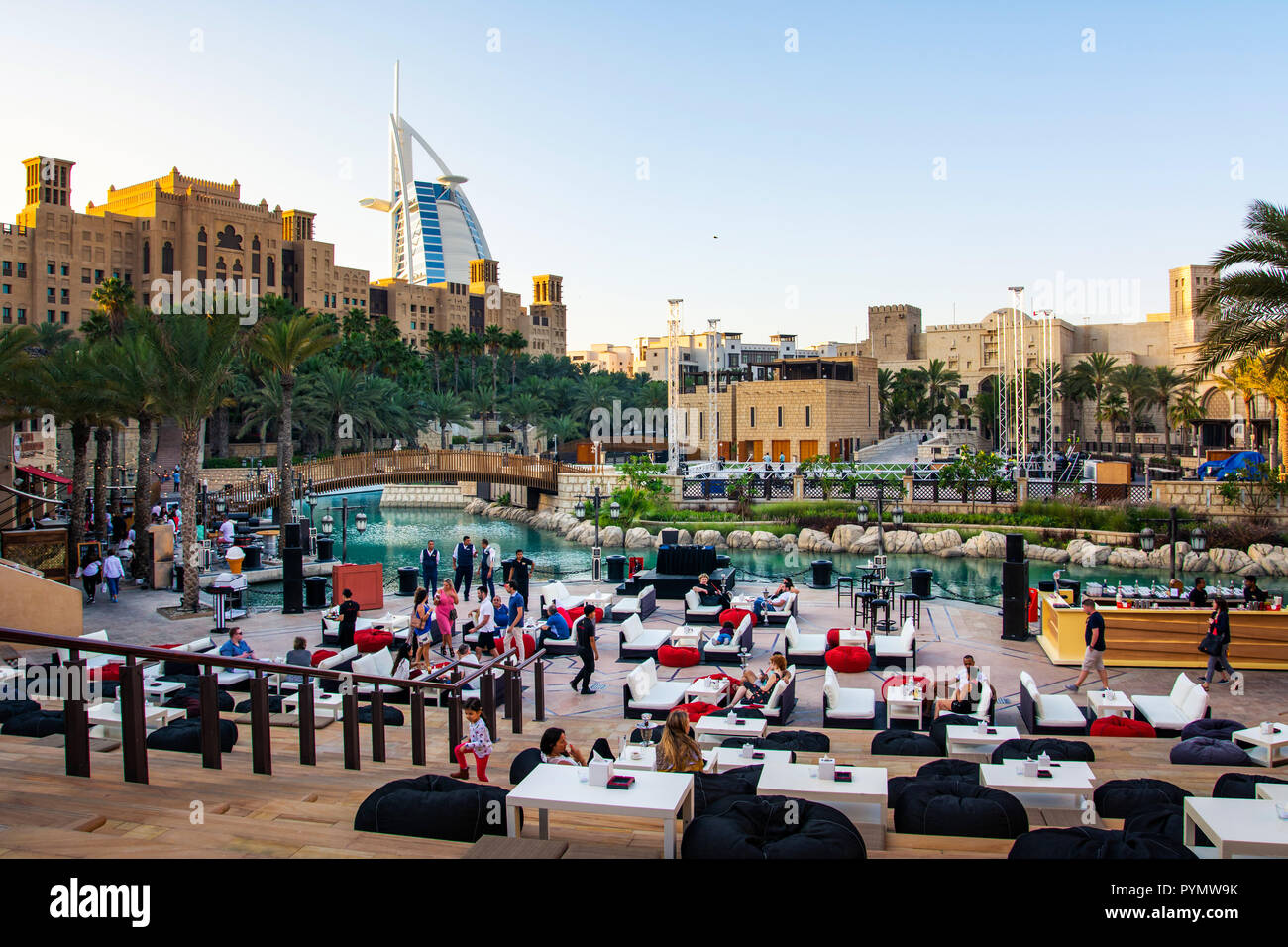 Dubaï, Émirats arabes unis - 20 Avril 2018 : Sunst à Madinat Jumeirah resort et restaurants avec Burj Al Arab à Dubaï dans l'arrière-plan Banque D'Images