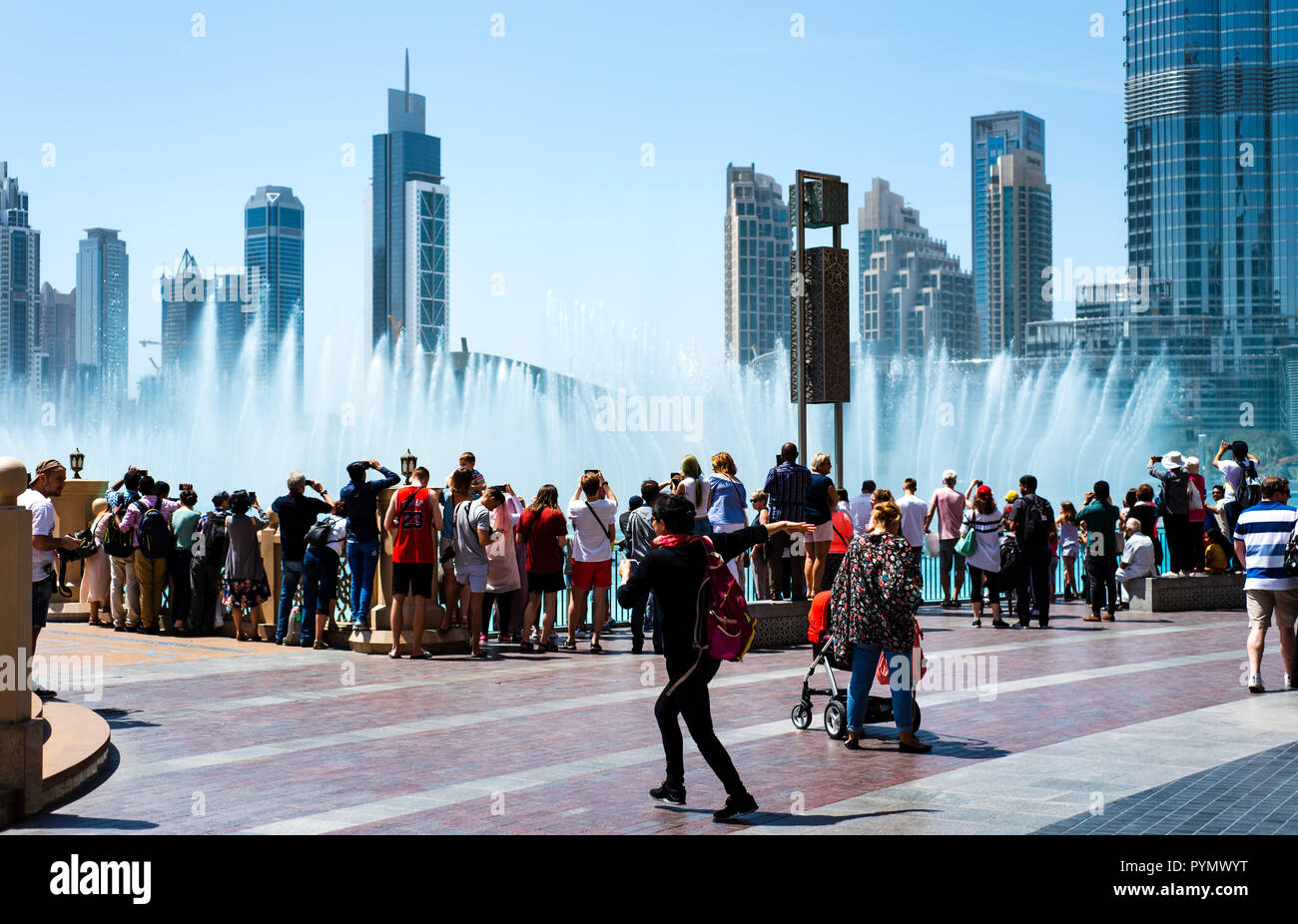 Dubaï, Émirats Arabes Unis - le 26 mars 2018 : Les gens se rassemblent autour de la fontaine de Dubaï Mall pour voir le spectacle de l'eau qui attire de nombreux touristes chaque jour Banque D'Images