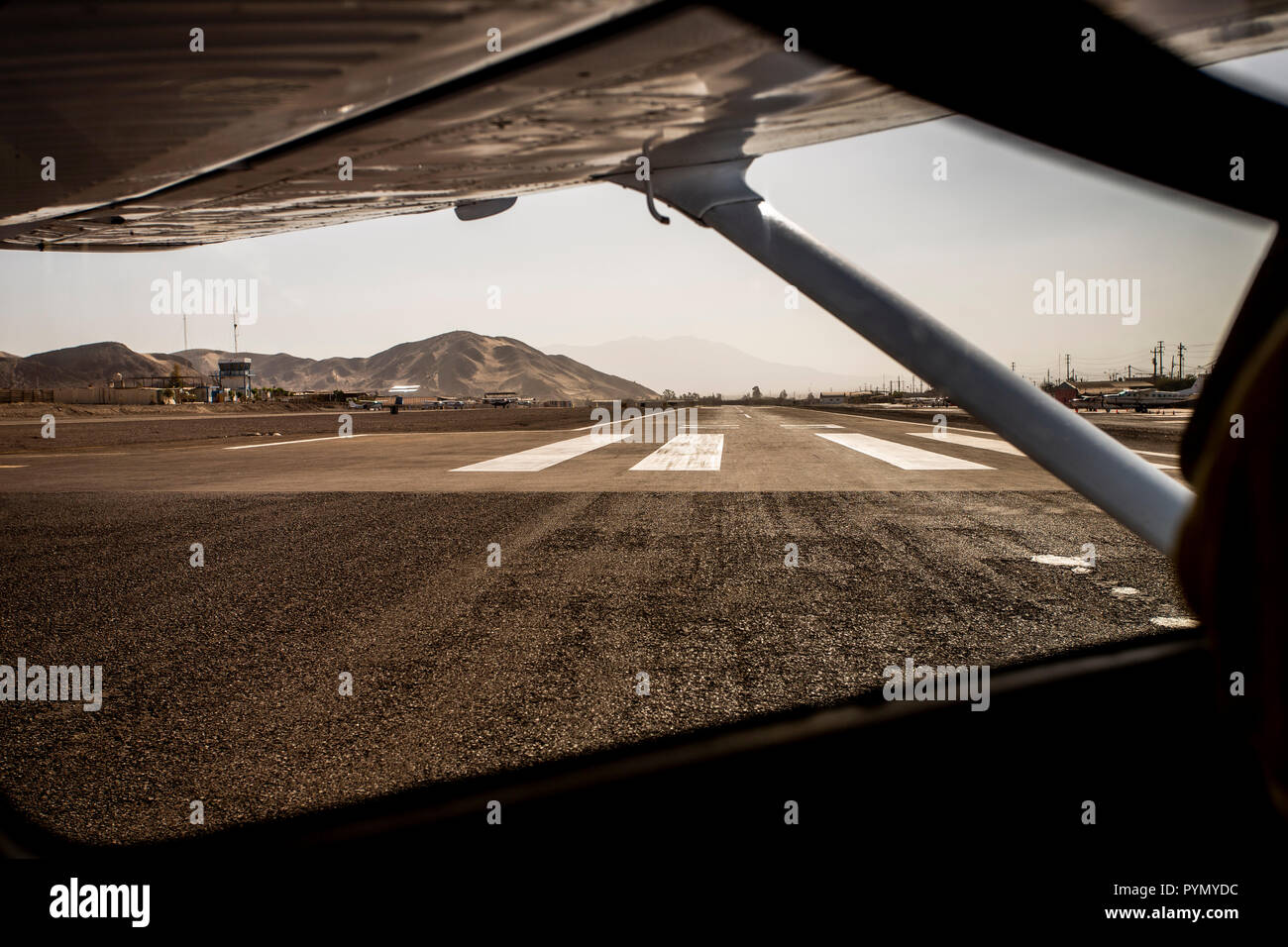 Blick auf die Startbahn aus einem Flugzeug Am Flughafen, Nazca , Pérou , Südamerika Banque D'Images