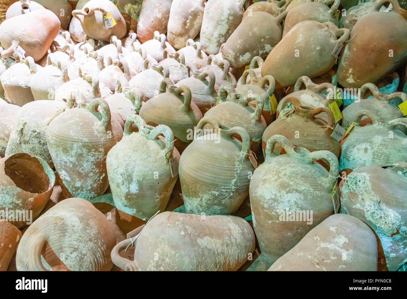 La cargaison d'amphores byzantines comme Majarica à l'intérieur de forteresse d'Héraklion (Castello a Mare), le port d'Héraklion Héraklion, Irakleio (), Région, Crète Irakleio Banque D'Images