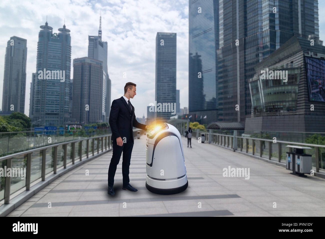 Conseiller du robot, l'homme d'affaires parler à un assistant robot de haute technologie ou d'intelligence artificielle (AI) comment l'aider alors qu'il marche sur le chemin avec Banque D'Images