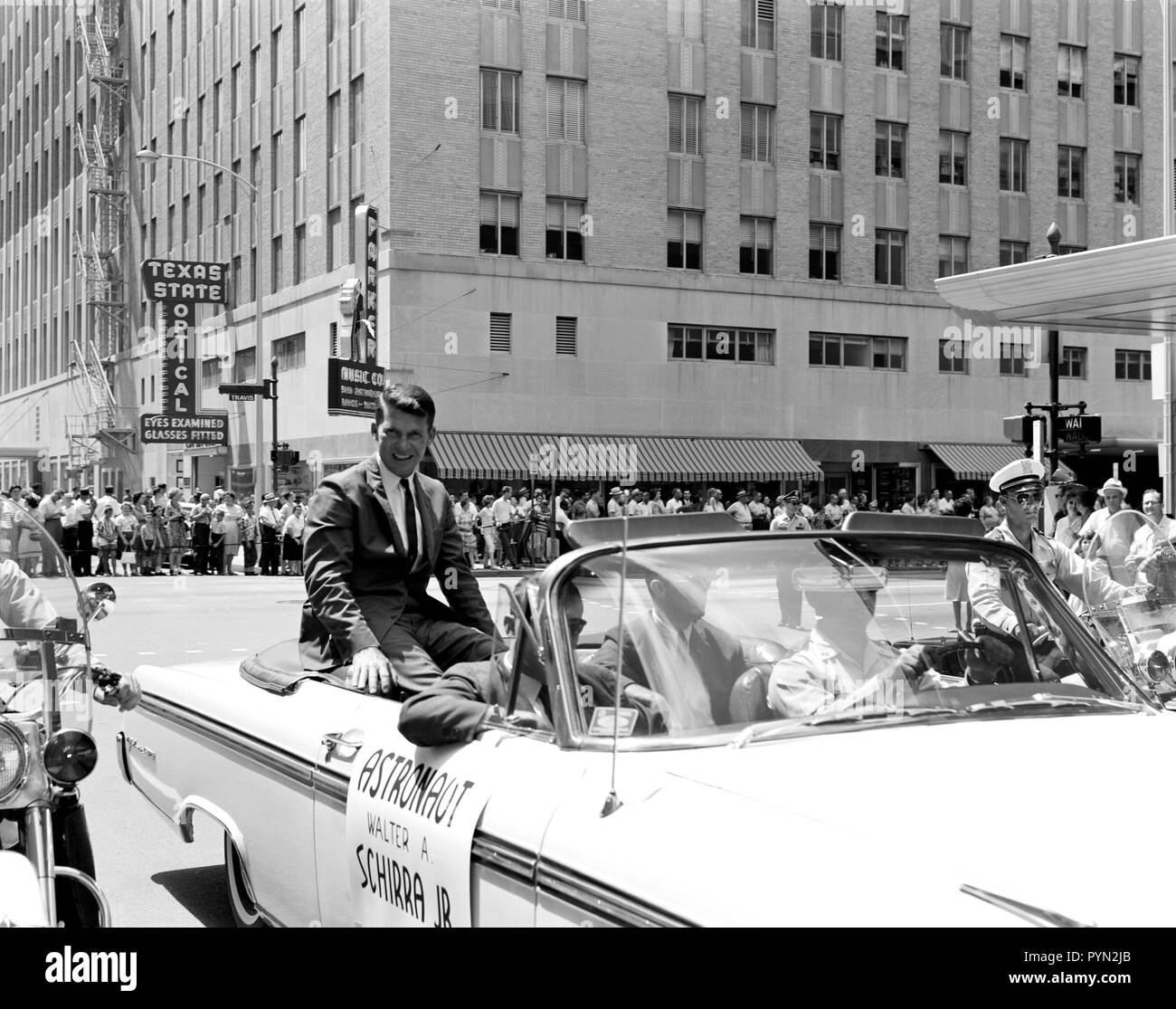 (1962) --- L'astronaute Walter Schirra équitation en arrière d'une voiture pendant une parade Bienvenue à Houston, Texas. Banque D'Images