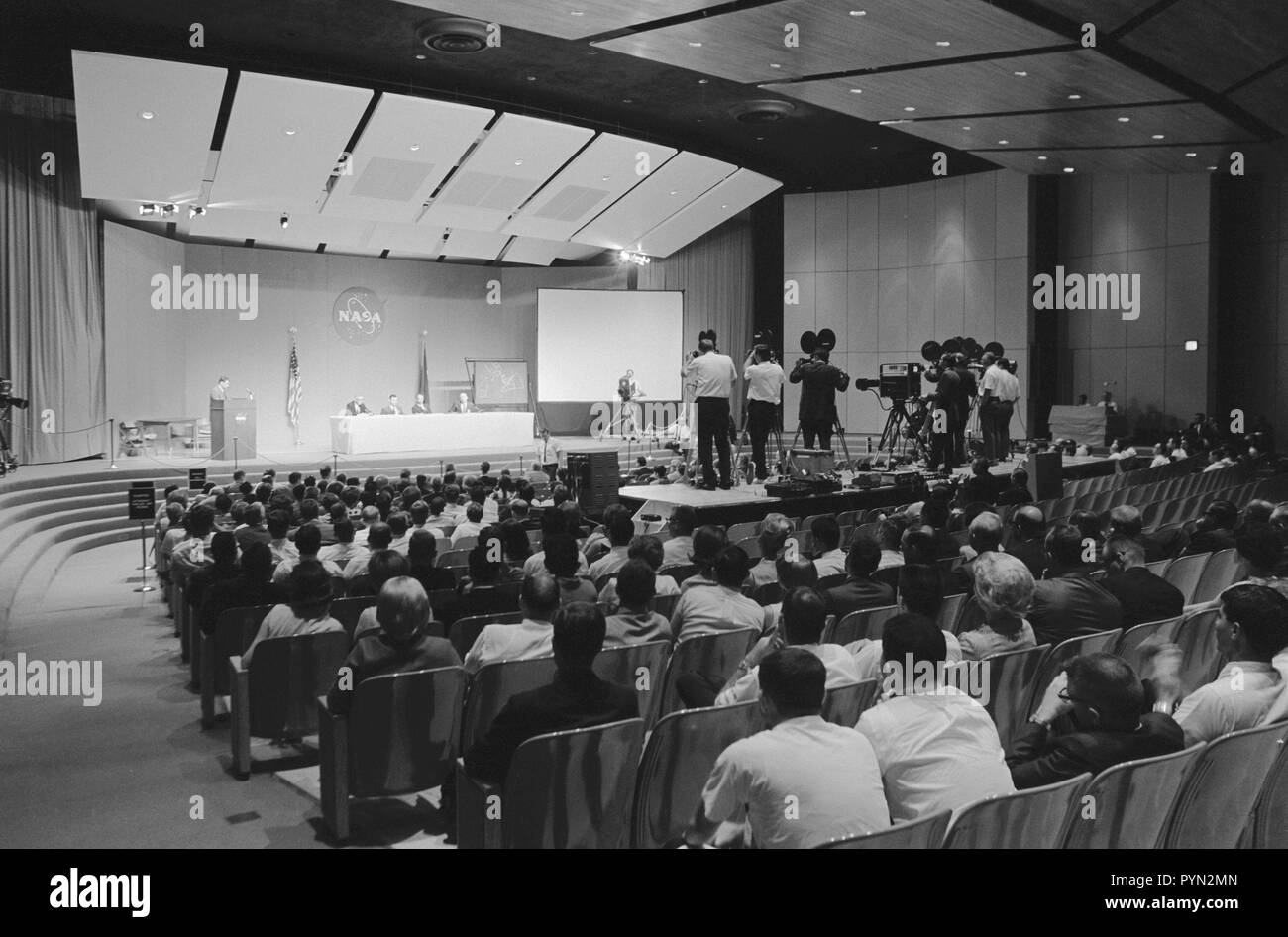 (1) Août 1966 --- Scène dans le Bâtiment 1 auditorium pendant la conférence de presse-10 Gemini. ca. 1966 Banque D'Images