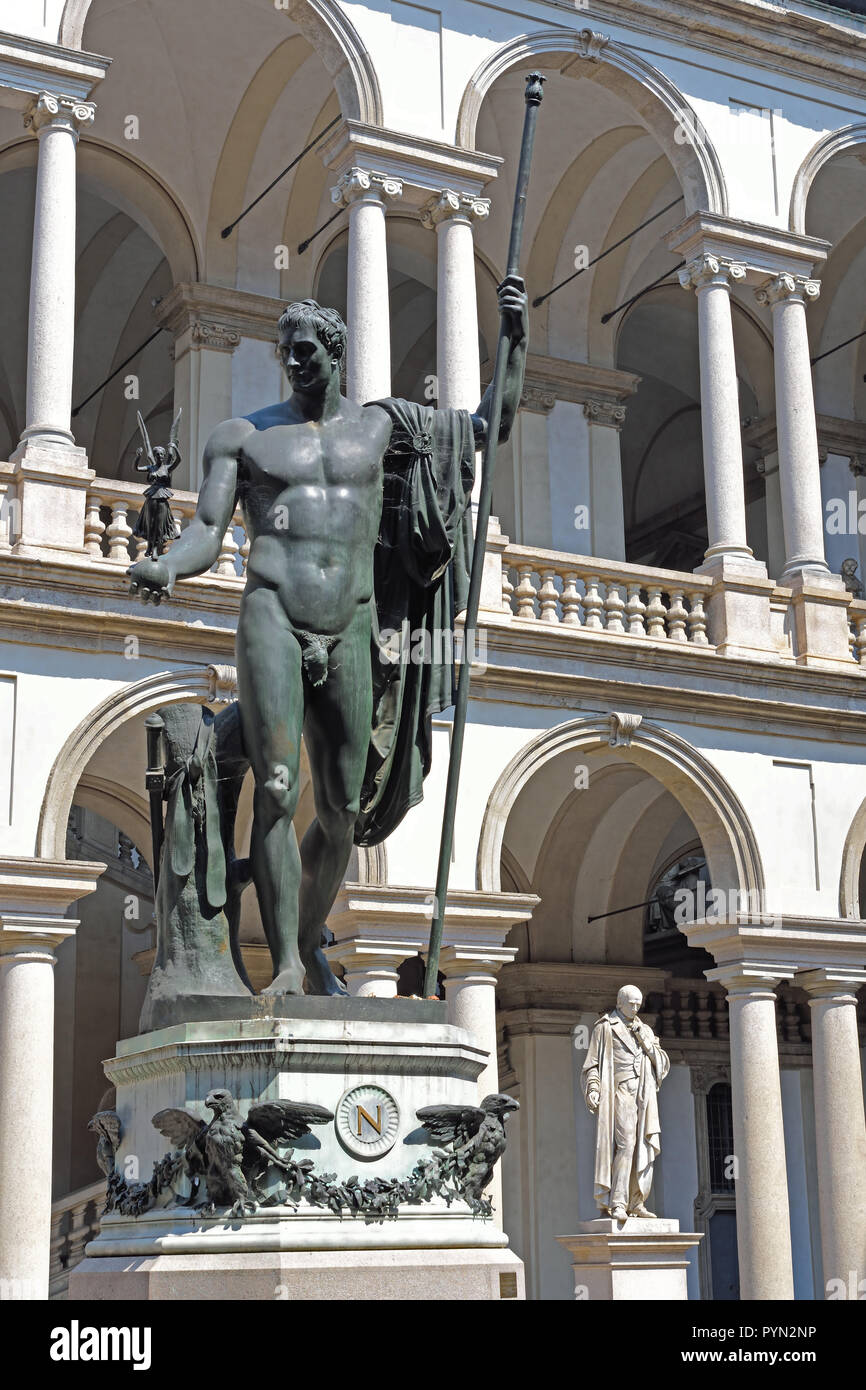 La cour, avec une copie de bronze par Antonio Canova statue de Napoléon comme Mars le pacificateur. ( Palais Brera ou Palazzo di Brera est un palais monumental de Milan dans la Région Lombardie en Italie du nord. ) Banque D'Images