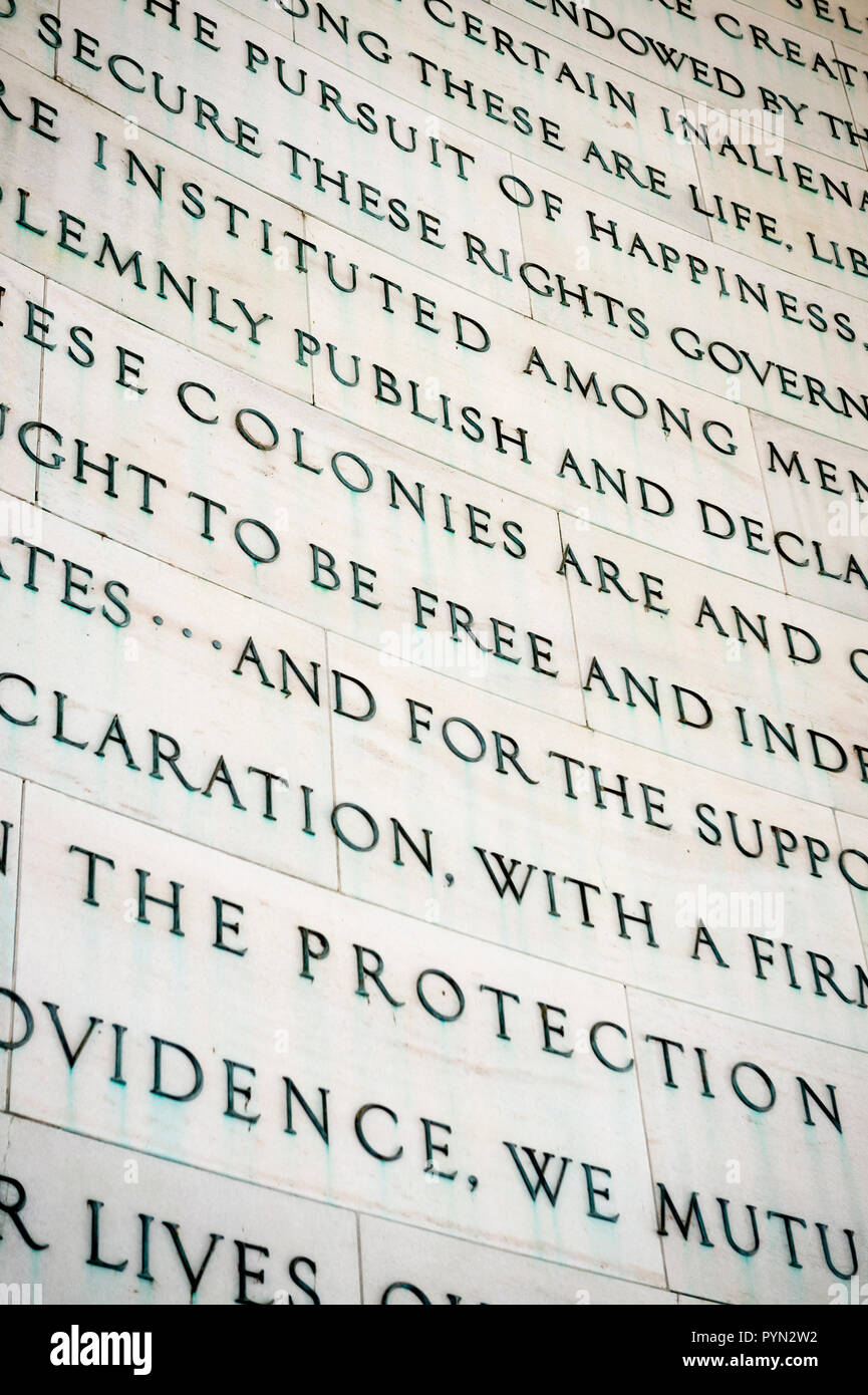 Poursuite du bonheur inscription extrait de la Déclaration d'indépendance  sculpté en marbre blanc sur le mur de la Thomas Jefferson Memorial Photo  Stock - Alamy