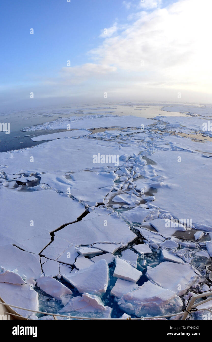 Les nuages commencent à clair au-dessus de l'océan Arctique le 19 août 2009. Banque D'Images