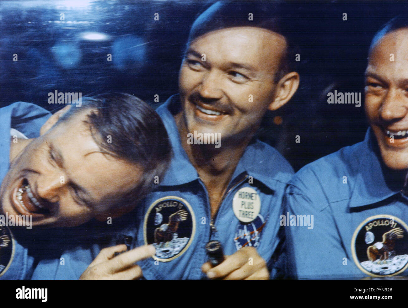 Centre spatial Kennedy, Floride. - Les astronautes d'Apollo 11, de gauche à droite, Neil A. Armstrong, Michael Collins et Edwin E. Aldrin Jr. partager des blagues avec sympathisants de l'autre côté de la fenêtre d'installation de quarantaine leur mobile à bord du USS Hornet. Les astronautes d'éclaboussures jusqu'à 12:50 HAE à l'achèvement de leurs huit jours historique premier atterrissage lunaire. Banque D'Images