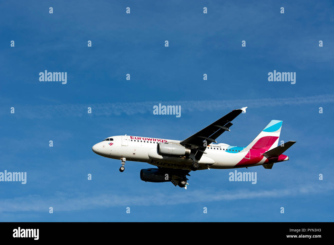 Eurowings Airbus A319-132 à l'atterrissage à l'aéroport de Birmingham, UK (D-AGWA) Banque D'Images